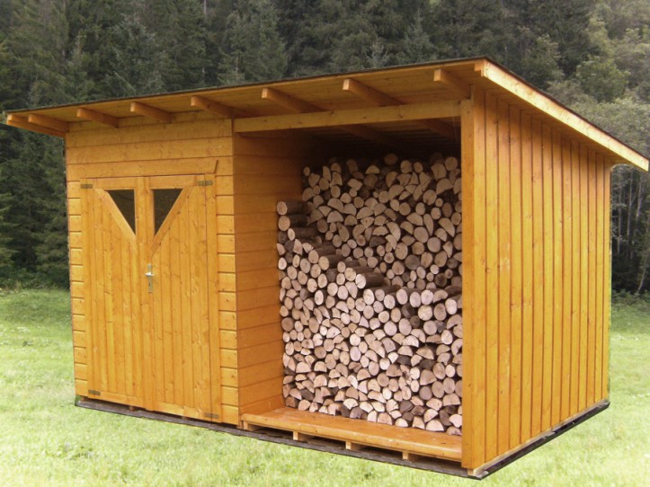Gerätehaus mit Brennholzlege